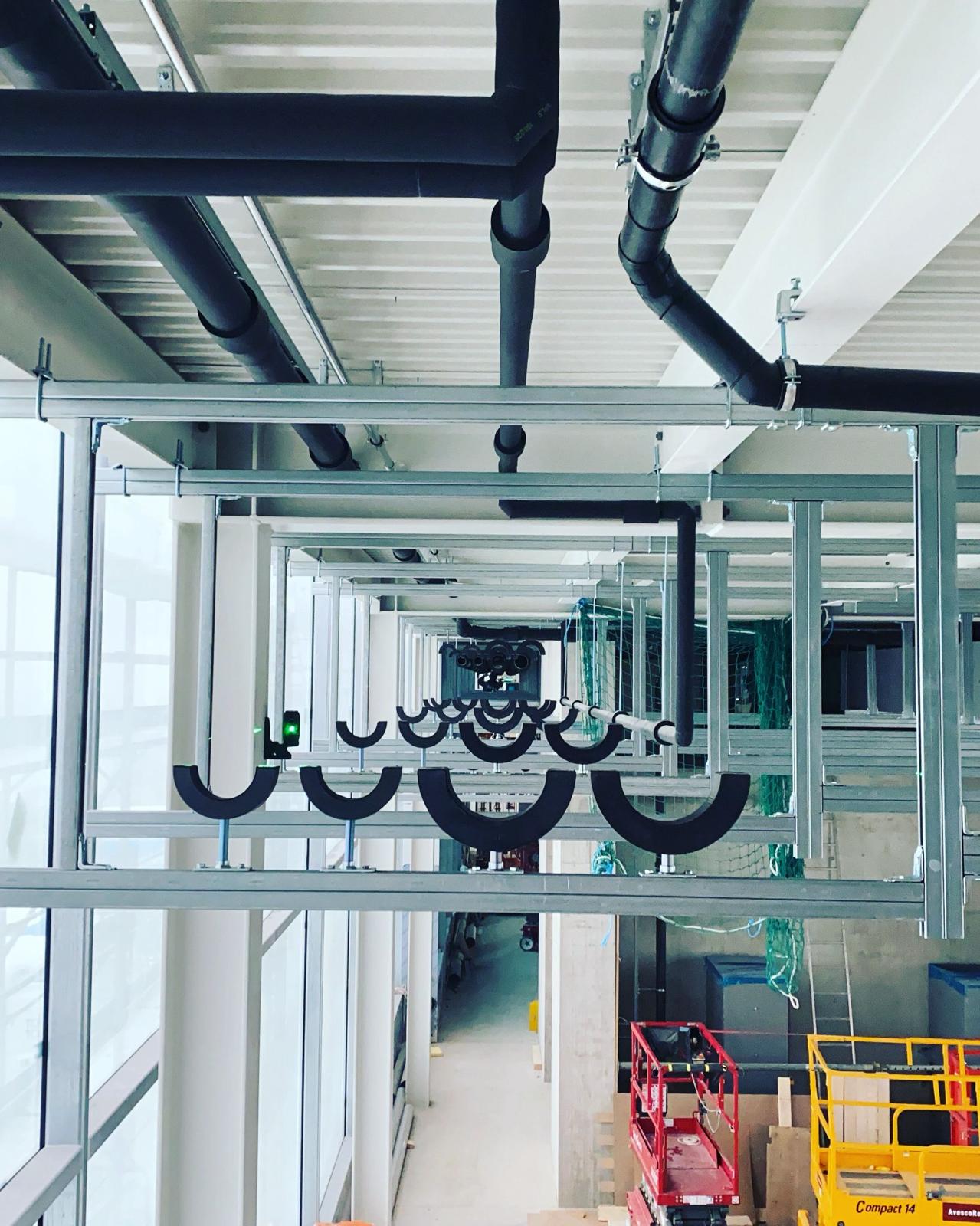 Rohrschellen und Trassen unter der Decke