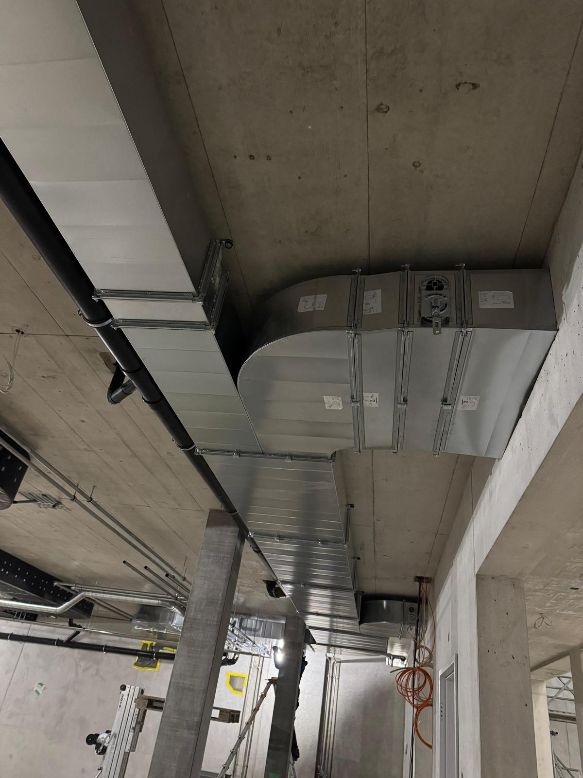 Rechteckkanal mit Bogen unter einer Betondecke