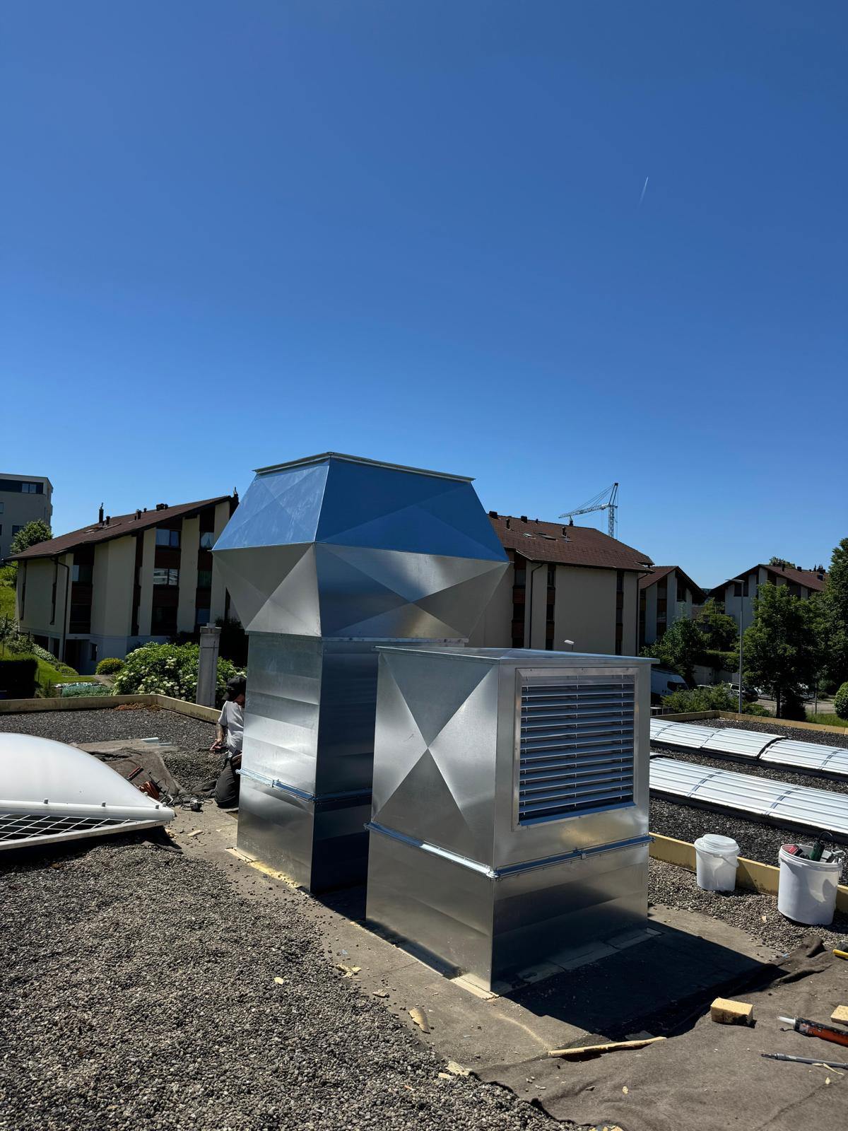Verkleideter Dachaufsatz mit Wetterschutzgitter